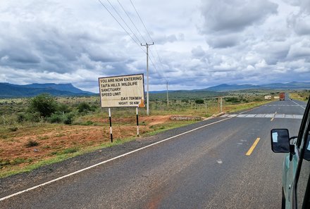 Kenia Familienreise - Kenia for family individuell - Best of Safari & Chale Island - Taita Hills Schild