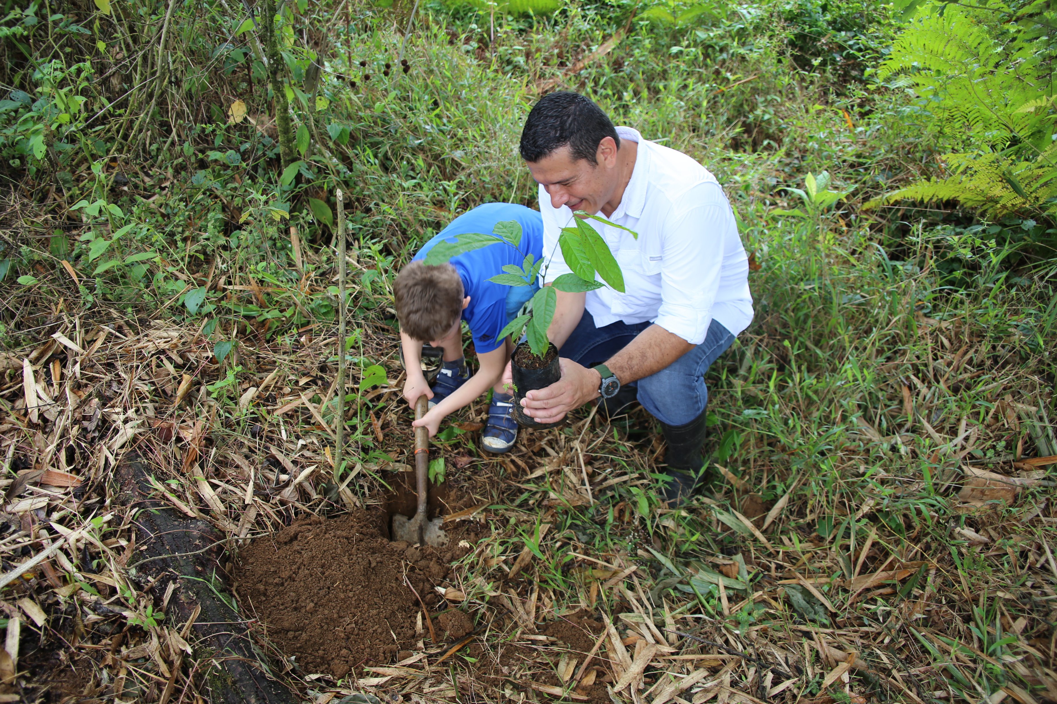 10 years tour operator For Family Reisen - La Tigra project Costa Rica - Child plants a tree