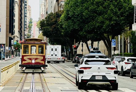 USA Südwesten mit Kindern - USA for family individuell - Kalifornien, Nationalparks & Las Vegas - Straße mit Cable Car in San Francisco