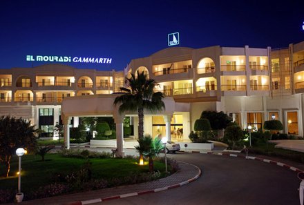 Tunesien for family - Sidi Bou Said - El Mouradi Gammarth Hotel - Eingang bei Nacht