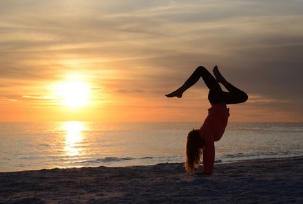 Florida Familienreise - Florida for family - Sanibel Island Kind macht Handstand bei Sonnenuntergang
