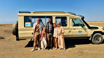 Tansania for family individuell - Tansania Familienreise - Familie vor dem Jeep