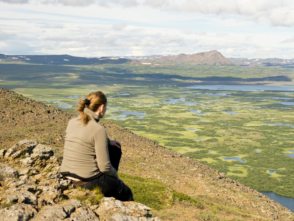 Island Familienreise - Frau genießt Ausblick