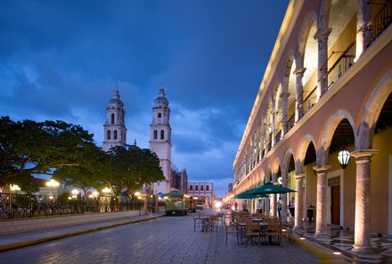 Mexiko Familienreise - Campeche - Blick auf die Straßen am Abend