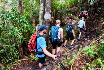 Fravely mit Rucksack ORTLIEB Atrack - For Family Reisen Verlosung - Wanderung im Bako Nationalpark auf Borneo