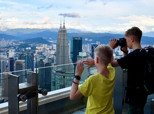 Malaysia Familienreise - Kids blicken auf Kuala Lumpur