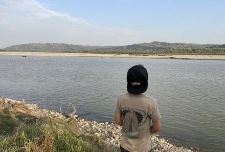 Nepal mit Kindern - Nepal Trekking mit Kindern - Junge am Fluss im Chitwan Nationalpark