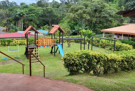 Costa Rica Familienreise - Costa Rica Family & Teens - lokale Schule - Spielplatz