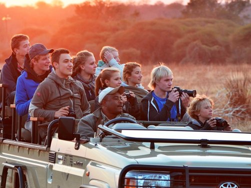 Familienreise_Suedafrika_Teens im Jeep