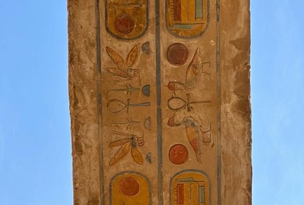 Familienreise Ägypten - Ägypten for family - Karnak Tempel mit Schriftzeichen an den Mauern
