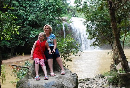 Familienreise Vietnam - Familie am Wasserfall