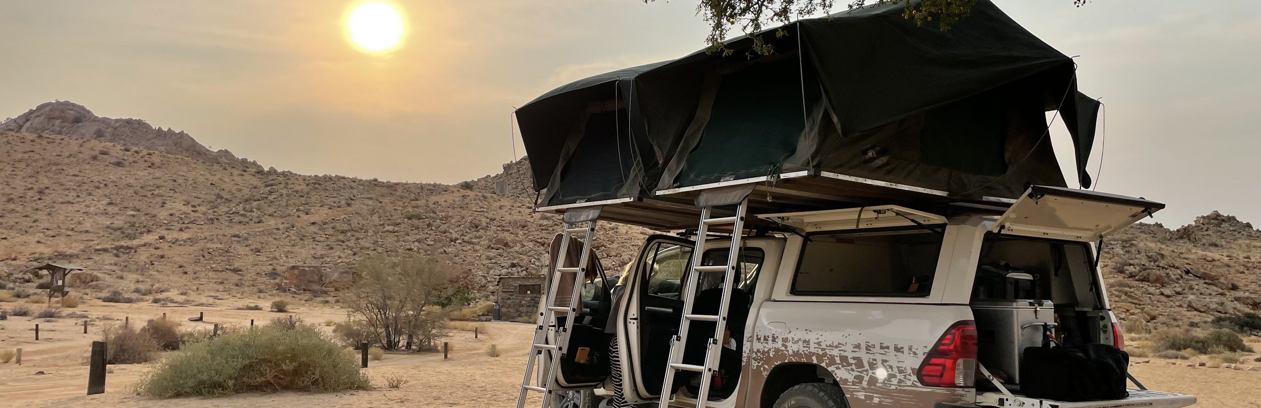 Camping in Namibia mit Kindern - Namibia Roadtrip mit Kindern - Dachzelt