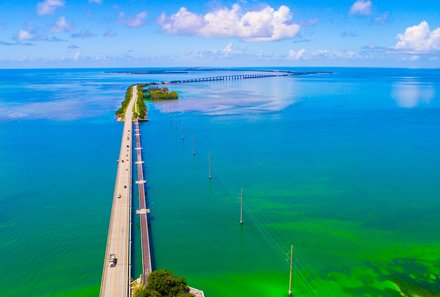 Florida Rundreise mit Kindern - Key West - Blick von oben auf Brücke und Wasser