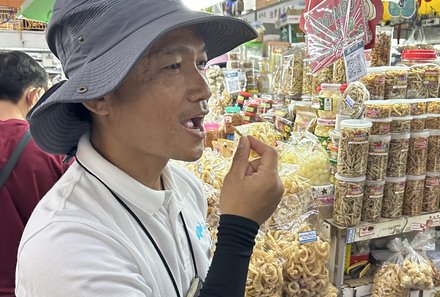 Thailand Familienreisen - Thailand Family & Teens - Guide probiert Essen auf dem Markt