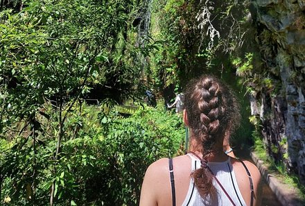 Madeira mit Kindern - Madeira for family - Mädchen bei der Wasserfall-Wanderung Levada