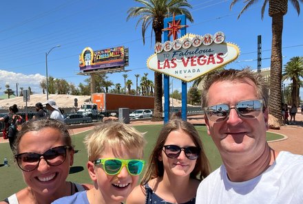 USA Familienreise - USA Westküste for family - Familie vor Las Vegas Schild