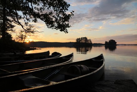 Schweden Urlaub mit Kindern - Familienurlaub Schweden - Kanus am Ufer bei Sonnenuntergang