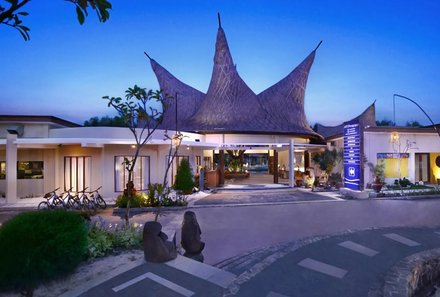 Bali for family - Verlängerung Gili Inseln - Aston Sunset Beach Resort - Resort Eingang