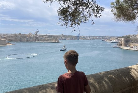 Malta Familienreise - Malta for family - Rallye durch Valletta - Kind blickt auf Hafen von Valletta