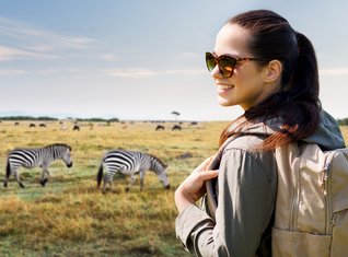 Südafrika Familienreise auf Safari - Mädchen bei Zebras