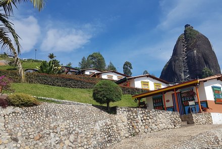 Kolumbien Familienreise - Kolumbien Family & Teens - Dorf Guatape mit El Penol im Hintergrund