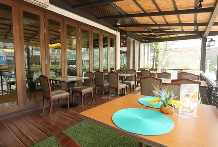 Thailand Familienreise mit Kindern - Thailand for family individuell - Le Patta Chiang Rai - Tische Veranda