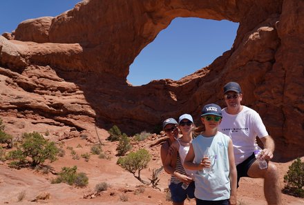 USA Südwesten mit Kindern - USA Westküste for family individuell - Abenteuer im Wilden Westen - Familie vor Felsbogen im Arches Nationalpark